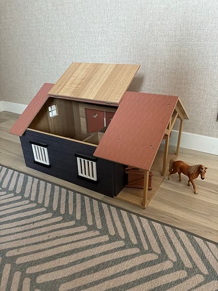 Schleich häststall i trä 1:24
