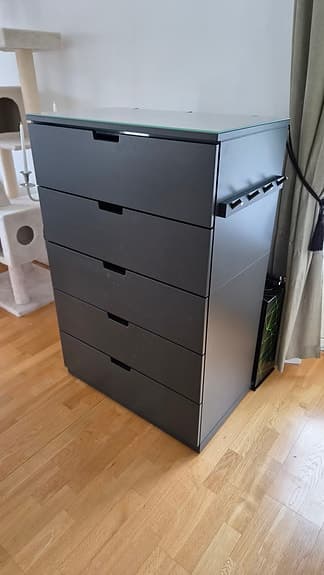 IKEA Nordli byrå med 5 lådor, svart med glasskiva på toppen