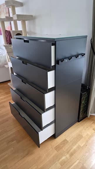 IKEA Nordli byrå med 5 lådor, svart med glasskiva på toppen
