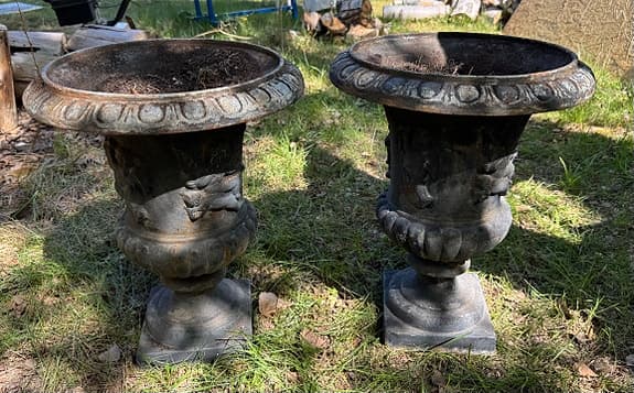 2 st gjutjärnskrukor / urnor för trädgård
