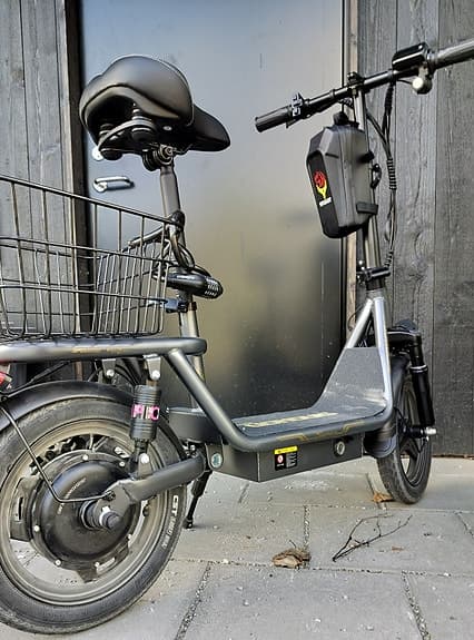 Elsparkcykel med sadel
