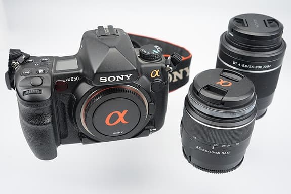 Sony A850 fullformatskamera + flera objektiv och tillbehör