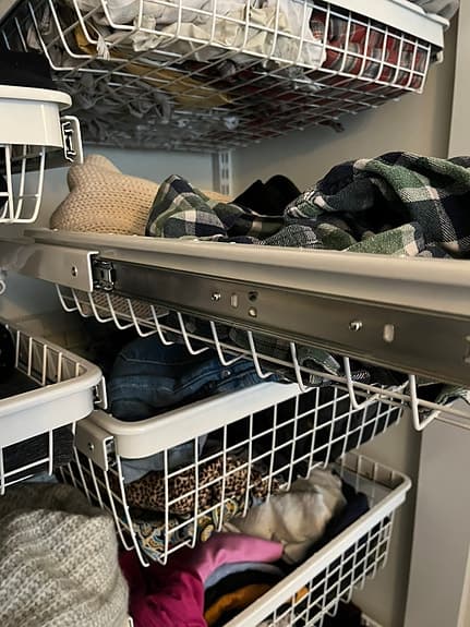 4 st trådbackar med utdragsram – garderobsförvaring