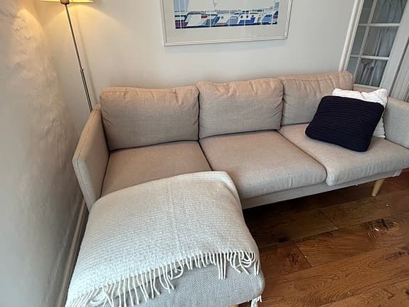 Liten nätt beige soffa