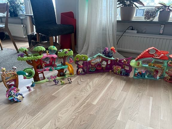 PetShop lekset med flera hus och figurer