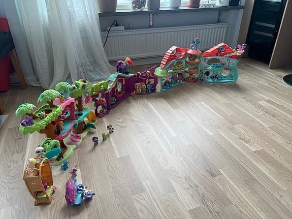 PetShop lekset med flera hus och figurer