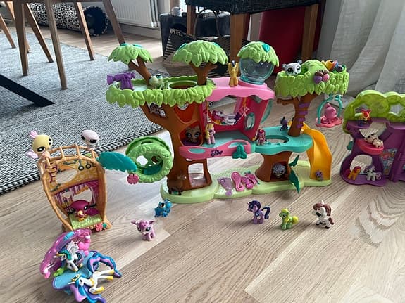 PetShop lekset med flera hus och figurer