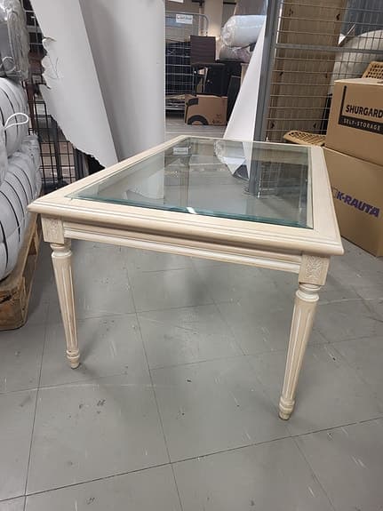 Soffbord i gustaviansk stil med glasskiva
