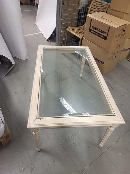 Soffbord i gustaviansk stil med glasskiva