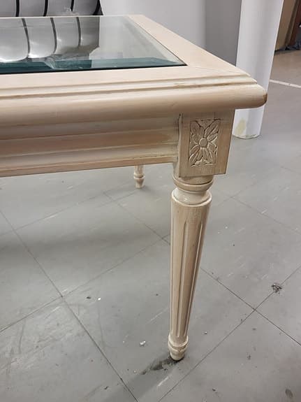 Soffbord i gustaviansk stil med glasskiva