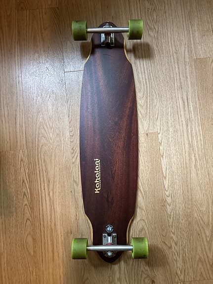 Kahalani longboard med Paris Truck Co trucks och ABEC 11 hjul