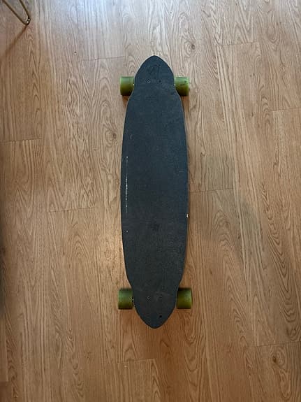 Kahalani longboard med Paris Truck Co trucks och ABEC 11 hjul