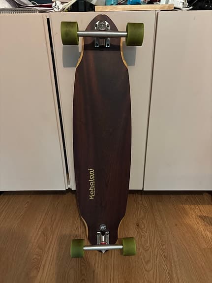 Kahalani longboard med Paris Truck Co trucks och ABEC 11 hjul