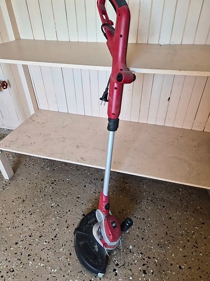 Röd grästrimmer kantklippare