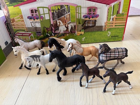 Schleich hästgård med stall och hästar
