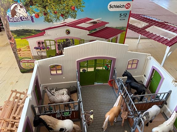 Schleich hästgård med stall och hästar