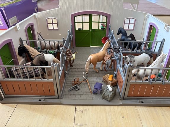 Schleich hästgård med stall och hästar