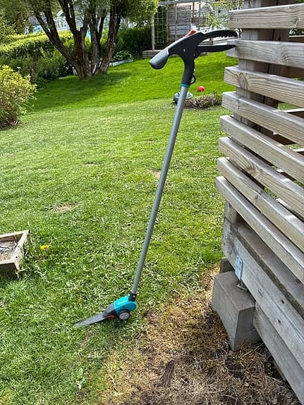 Gardena grässax med långt skaft