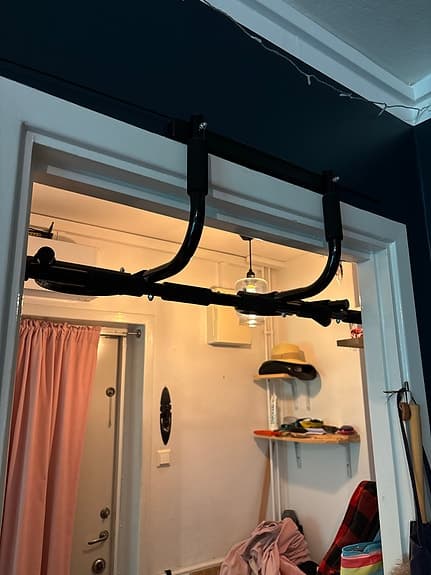 Chinstång för dörrkarm