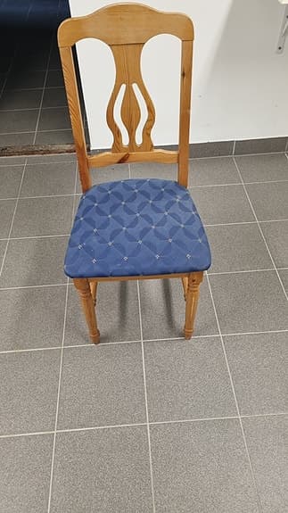 8 matstolar i  trä med blå sits från Mio
