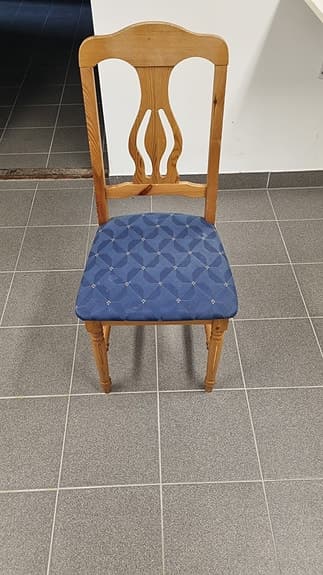 8 matstolar i  trä med blå sits från Mio
