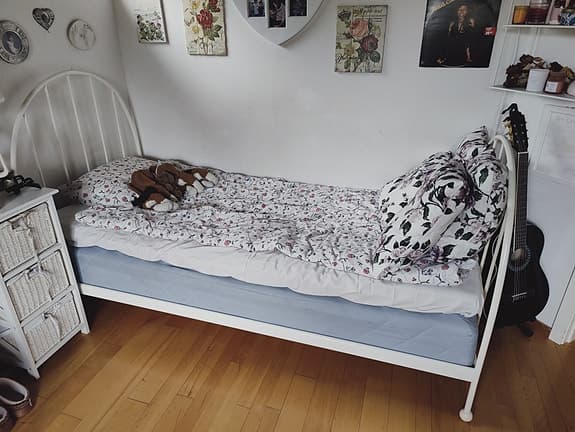 Säng 90 cm med ram, resårmadrass och bäddmadrass