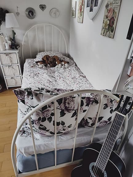 Säng 90 cm med ram, resårmadrass och bäddmadrass