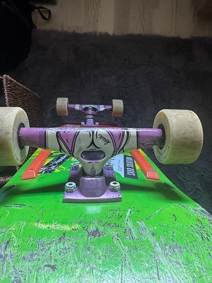 Skateboard med färggrafik