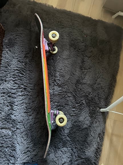 Skateboard med färggrafik