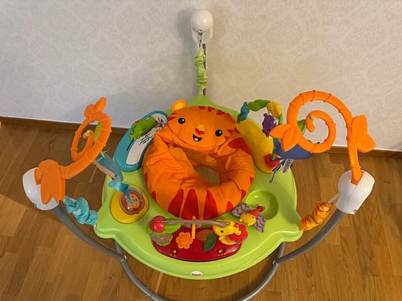 Babyleksak hoppgunga och babysitter grå