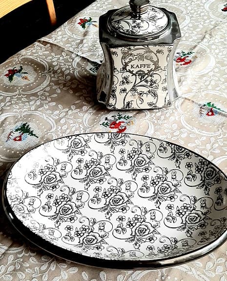 Kaffe-och the förvaringsdosor och serveringsfat i keramik med dekorativ design