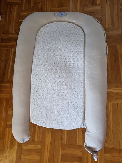 Newborn babynest beige med mönstrad insida