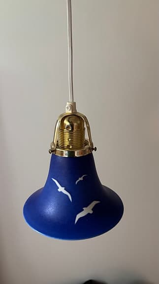 Fönsterlampa och ampel med måsar