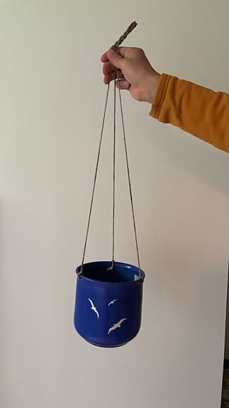 Fönsterlampa och ampel med måsar