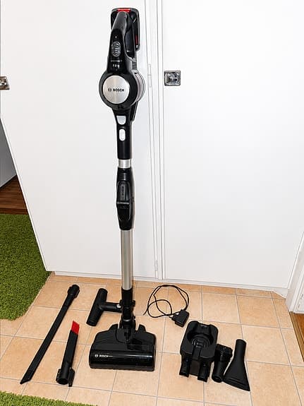Bosch sladdlös skaftdammsugare svart