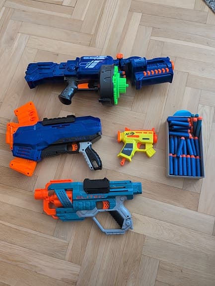 Nerf leksakspistoler och gevär med pilar