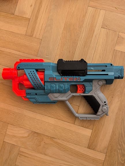 Nerf leksakspistoler och gevär med pilar