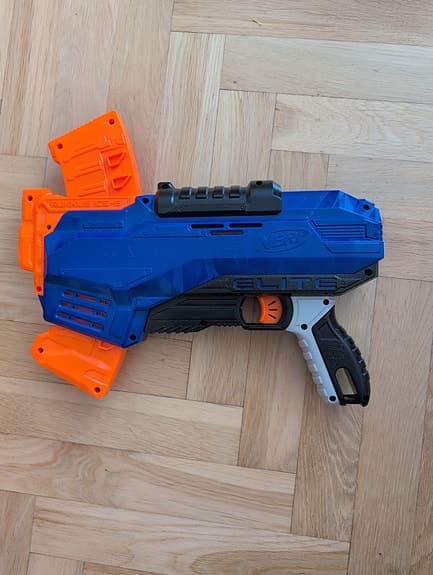 Nerf leksakspistoler och gevär med pilar