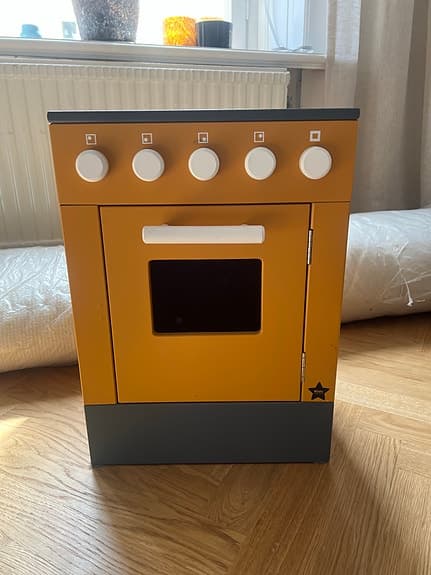 Kids concept leksaksspis med plattor och ugn
