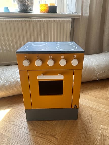 Kids concept leksaksspis med plattor och ugn