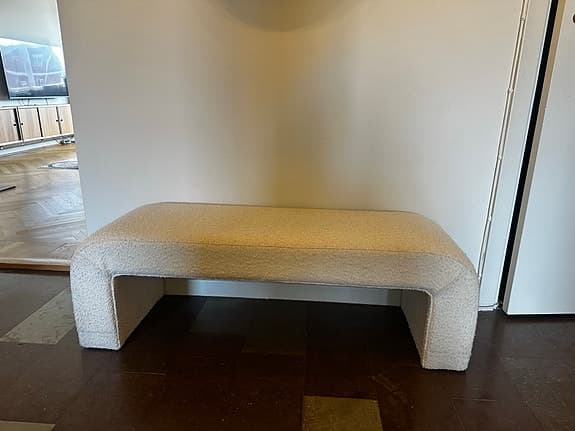 Pastill sittbänk i ljus tygklädsel