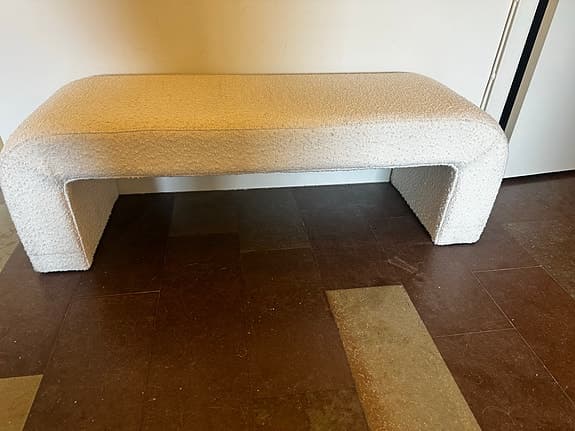 Pastill sittbänk i ljus tygklädsel