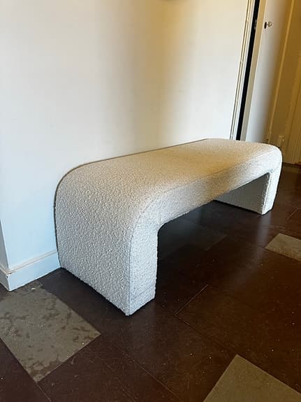 Pastill sittbänk i ljus tygklädsel