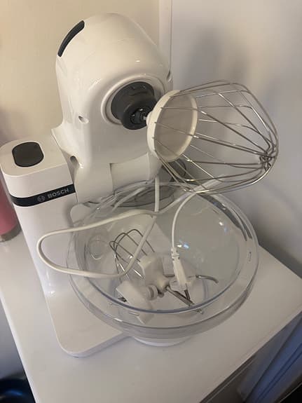 Bosch köksmaskin vit med plastbunke