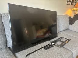 TCL platt-TV svart 40 tum med fjärrkontroll och väggfäste.