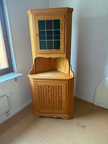 Hörnskåp med färgat vitringlas