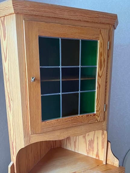 Hörnskåp med färgat vitringlas