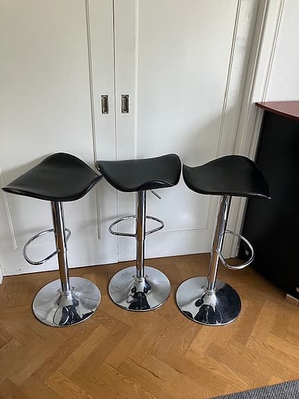 Bardisk med stolar.