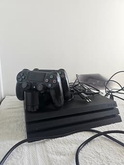 PlayStation 4 Pro 1TB (PS4 Pro) med 2 kontroller + laddstation & vertikalstativ