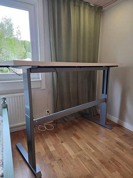 Elektriskt höj- och sänkbart skrivbord